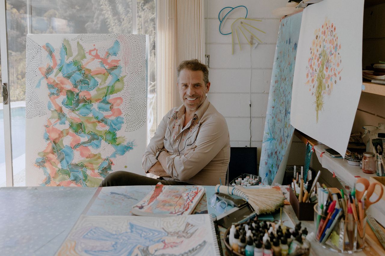 Hunter Biden, zoon van president Joe Biden, maakt tegenwoordig schilderijen, zoals in zijn atelier in Los Angeles.