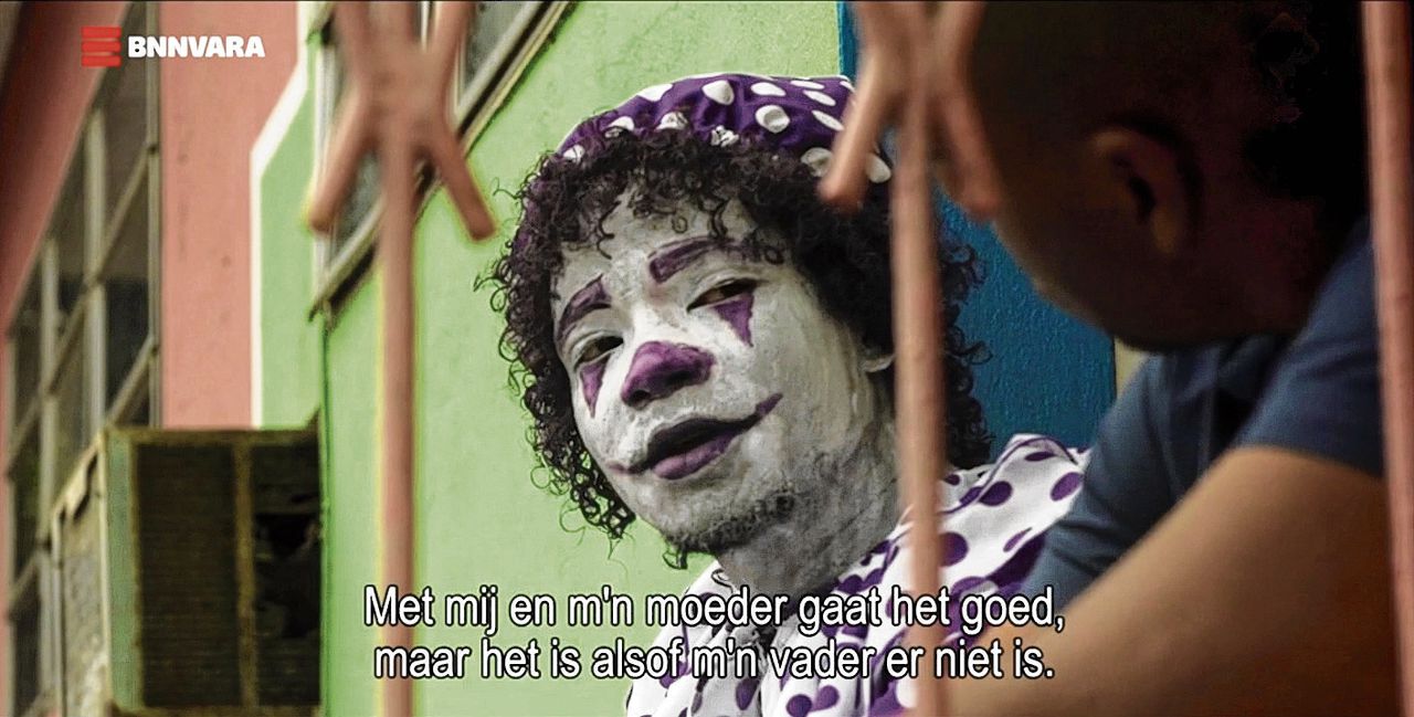 Clown Juny Richardson en presentator Wensly Francisco in ‘Rauw Curaçao’.
