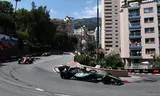 Andrea Kimi Antonelli voert tijdens de Grand Prix van Monaco het veld aan.