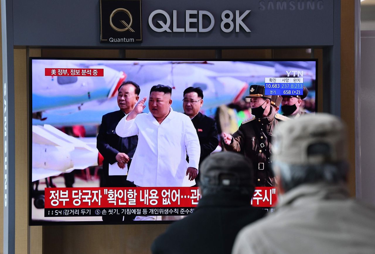 Zuid-Koreanen kijken in Seoel naar een tv-uitzending met de Noord-Koreaanse leider Kim Jong-un.