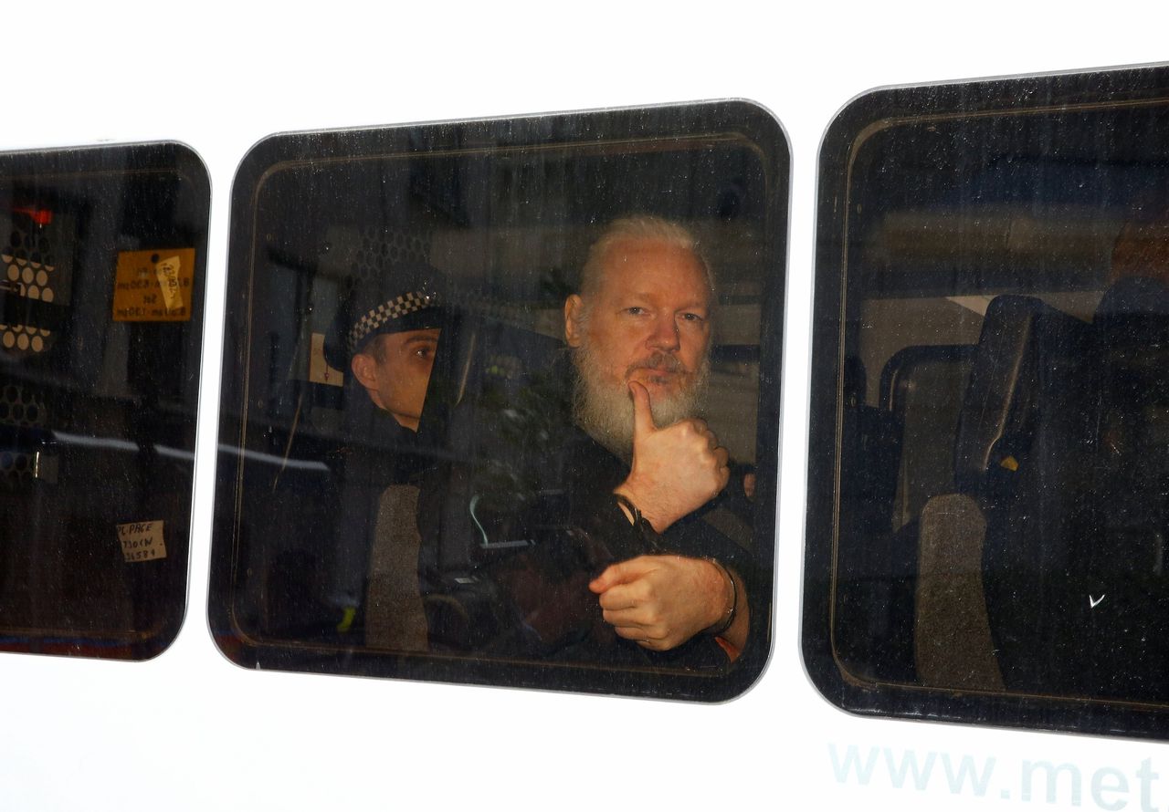 WikiLeaks-oprichter Julian Assange in een politiebusje na zijn arrestatie in Londen.