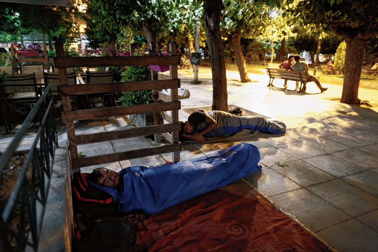 Afghaanse vluchtelingen slapen op het Victoriaplein in Athene. Vaak is hun familie elders in Europa.