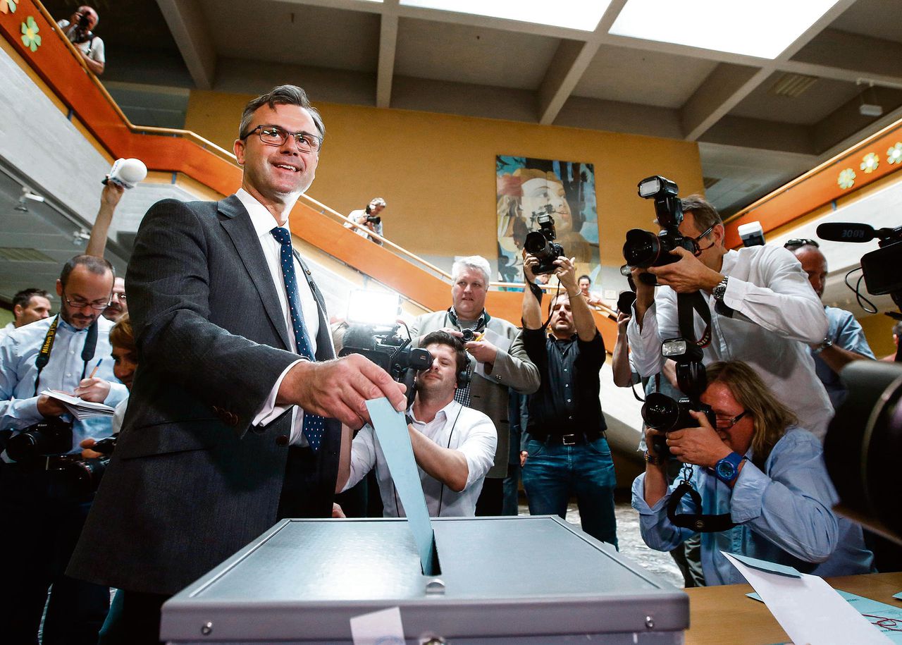 FPÖ-kandidaat Norbert Hofer brengt zijn stem uit in de betwiste tweede ronde van de Oostenrijkse presidentsverkiezingen op 22 mei.