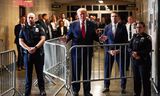 Oud-president Donald Trump in februari in de gang van het Manhattan Criminal Court in New York.