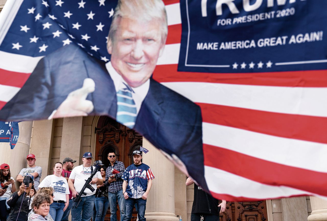 Trump-aanhangers demonstreren tegen de verkiezingsuitslag voor het parlementsgebouw in Lansing, Michigan.