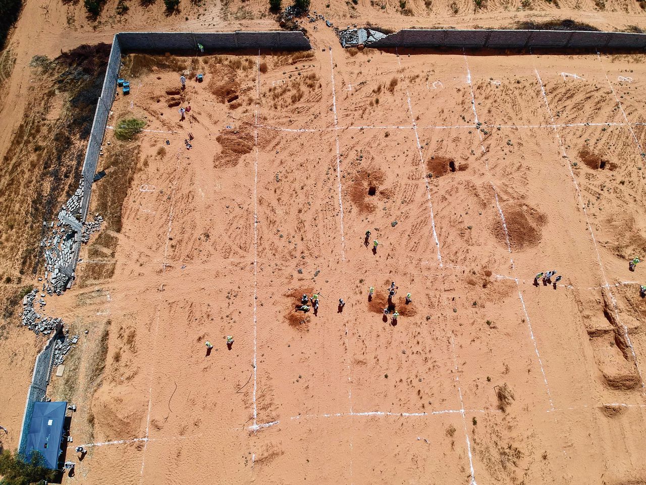 Luchtfoto van onderzoek naar massagraven die zijn gevonden in gebied dat onder controle van Haftar stond.