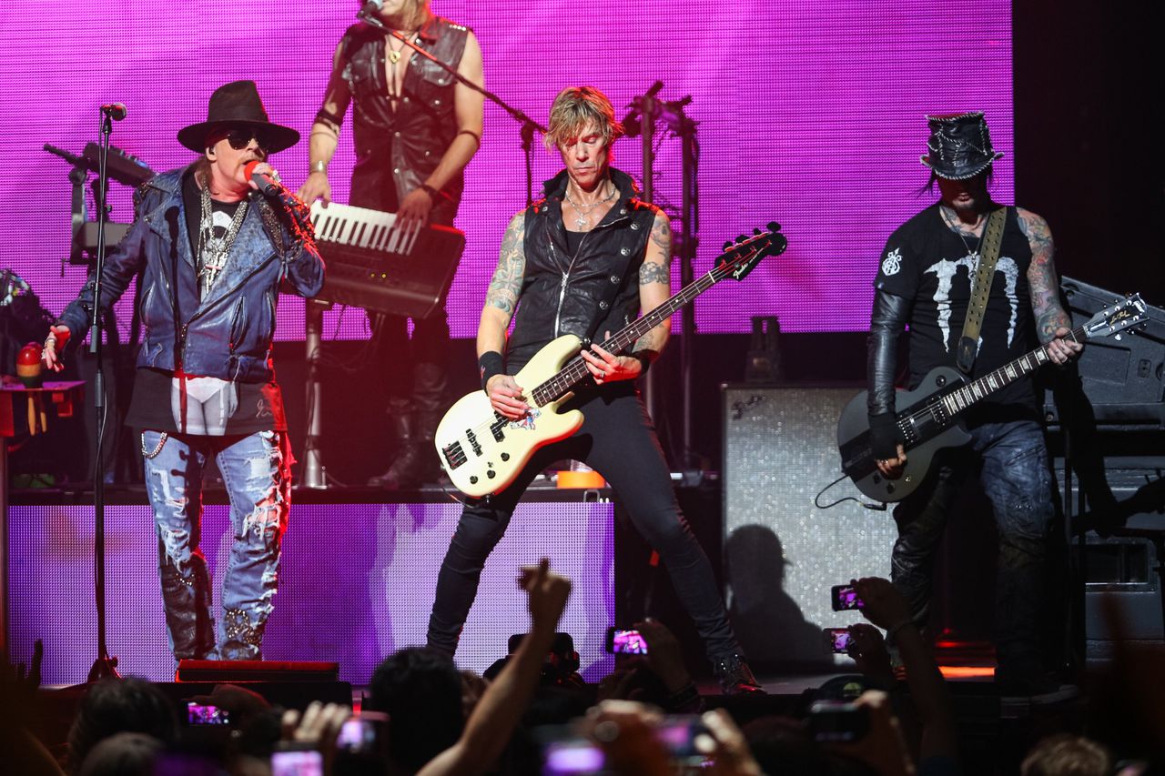 Axl Rose (links) op archiefbeeld uit 2014 met twee bandgenoten van Guns N' Roses, Duff McKagan en DJ Ashba
