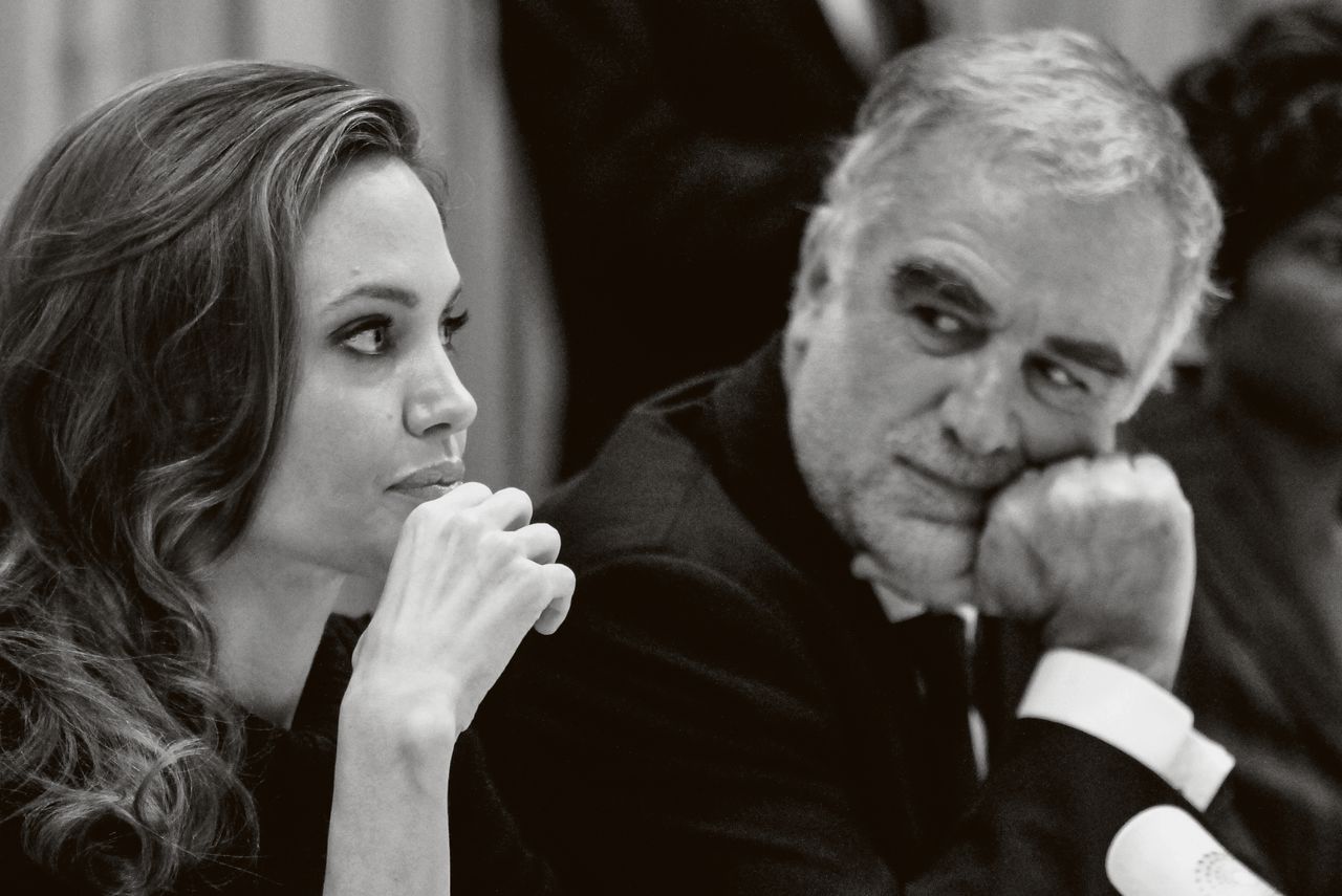 Actrice Angelina Jolie en voormalig hoofdaanklager van het Strafhof Luis Ocampo in 2012, bij een workshop van het Cinema for Peace-gala.