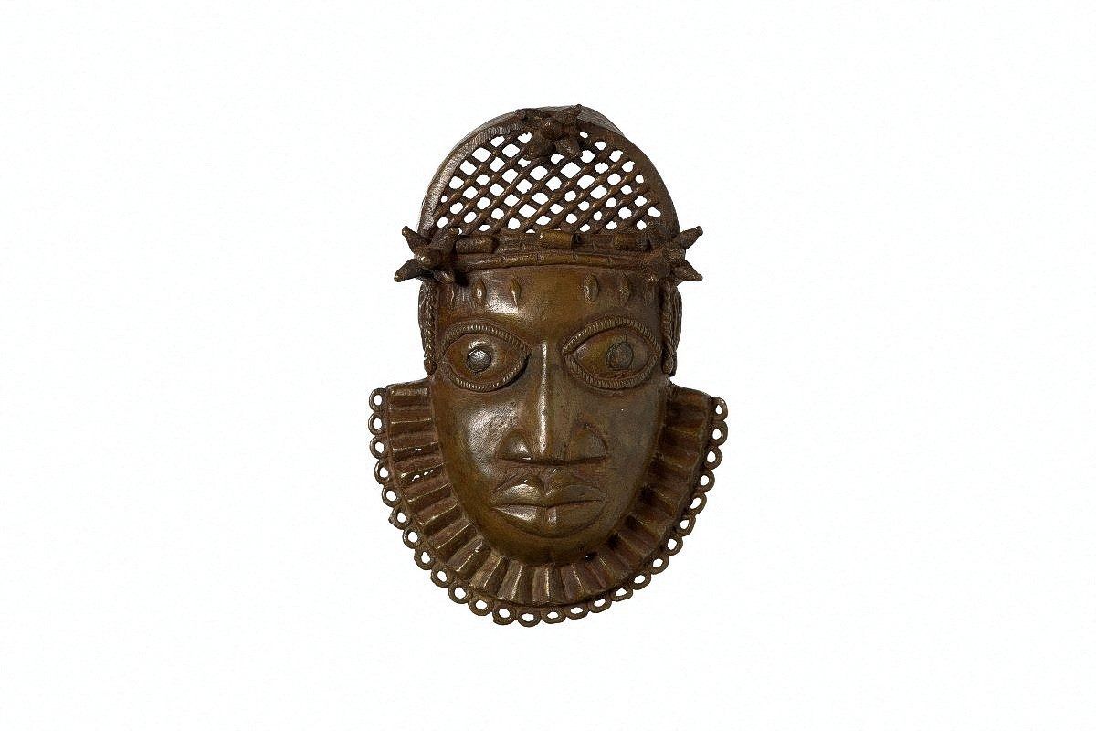 Dit borstmasker is een van de objecten die Britse militaire troepen in 1897 in Benin City buitmaakten.