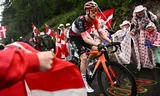  hij gaat hier op weg naar zijn tweede etappewinst deze Tour.