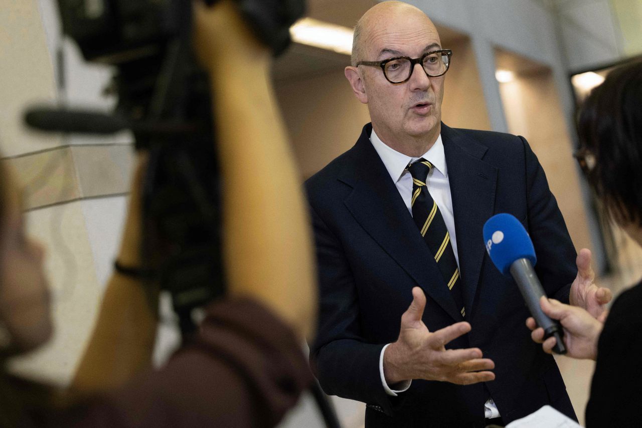 France's government plans 54 billion euro cuts to reduce deficit