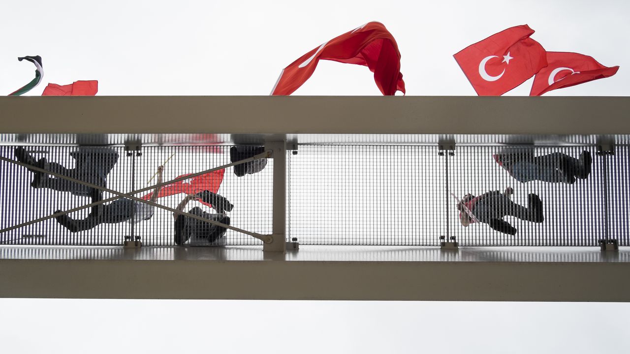 Nederlandse Turken betogen zaterdag bij de Erasmusbrug in Rotterdam tegen de mislukte staatsgreep.