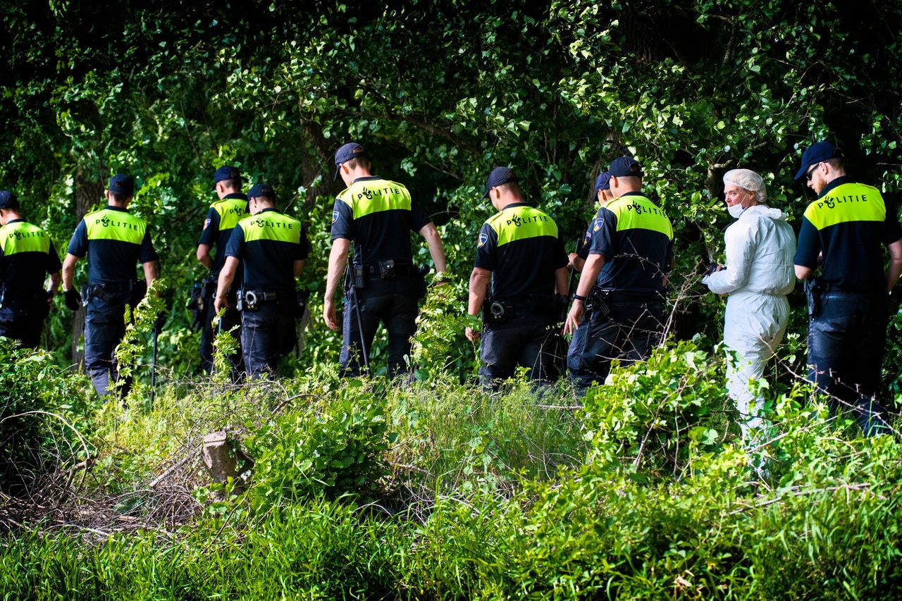 De politie doet onderzoek in een sloot aan de Emelaarseweg in Achterveld na een melding van een gevonden lichaam.