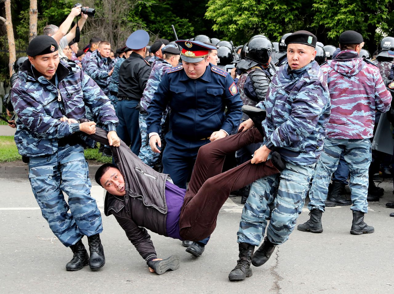 De politie hield ook in de hoofdstad Noer-Soeltan (voorheen Astana) betogers aan.