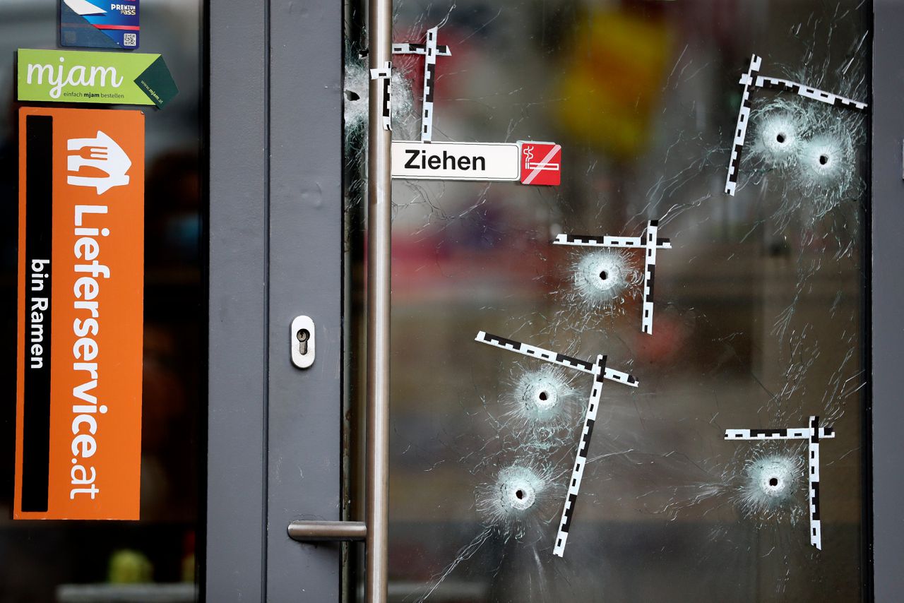 Kogelgaten van tijdens de aanslag in Wenen.