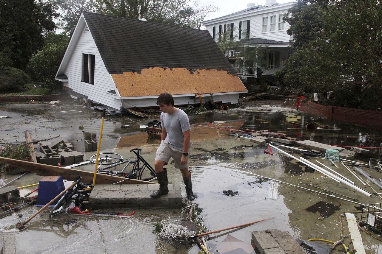 Een inwoner van de plaats New Bern, North Carolina, bekijkt zaterdag schade die is aangericht door de tropische storm Florence.
