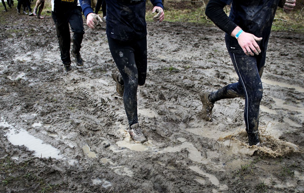 VIJFHUIZEN - Deelnemers tijdens de jaarlijkse Mud Masters Obstacle Run op het voormalig Floriade terrein in de Haarlemmermeer. Duizenden sportieve hardlopers trotseren het modderparcours met spectaculaire hindernissen dat is aangelegd door mariniers. ANP OLAF KRAAK