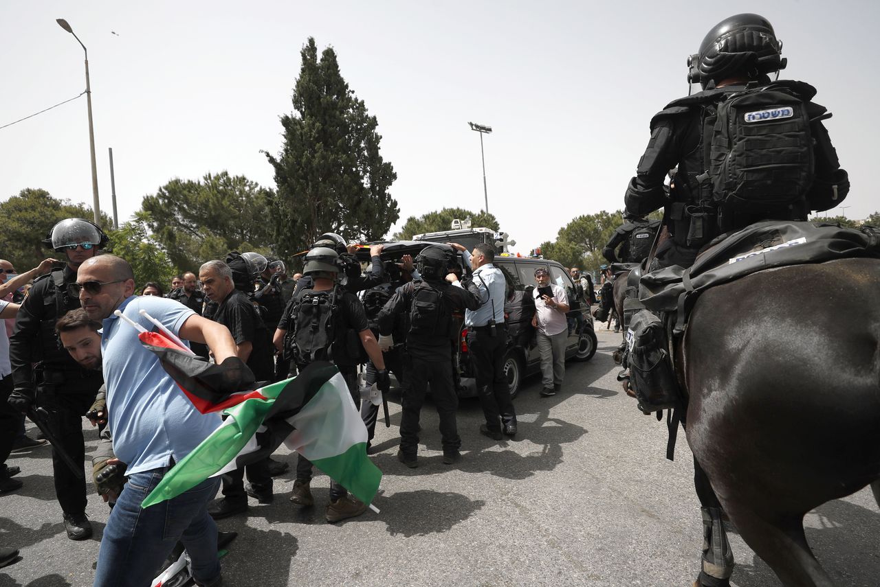 Israëlische veiligheidspolitie slaat in op de rouwstoet van Shireen Abu Akleh.