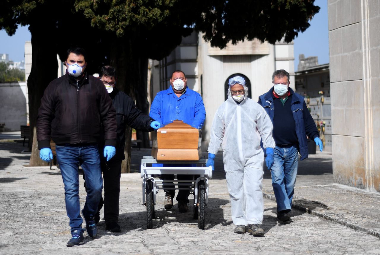 Begrafenisondernemers deze maandagmorgen op weg naar een laatste rustplaats voor een corona-slachtoffer in de Zuid-Italiaanse stad Cisternino.
