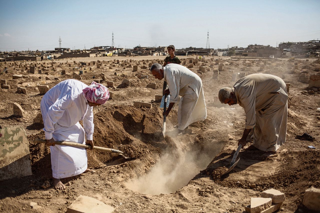 Mosul, begin oktober: Iraakse burgers begraven een familielid.
