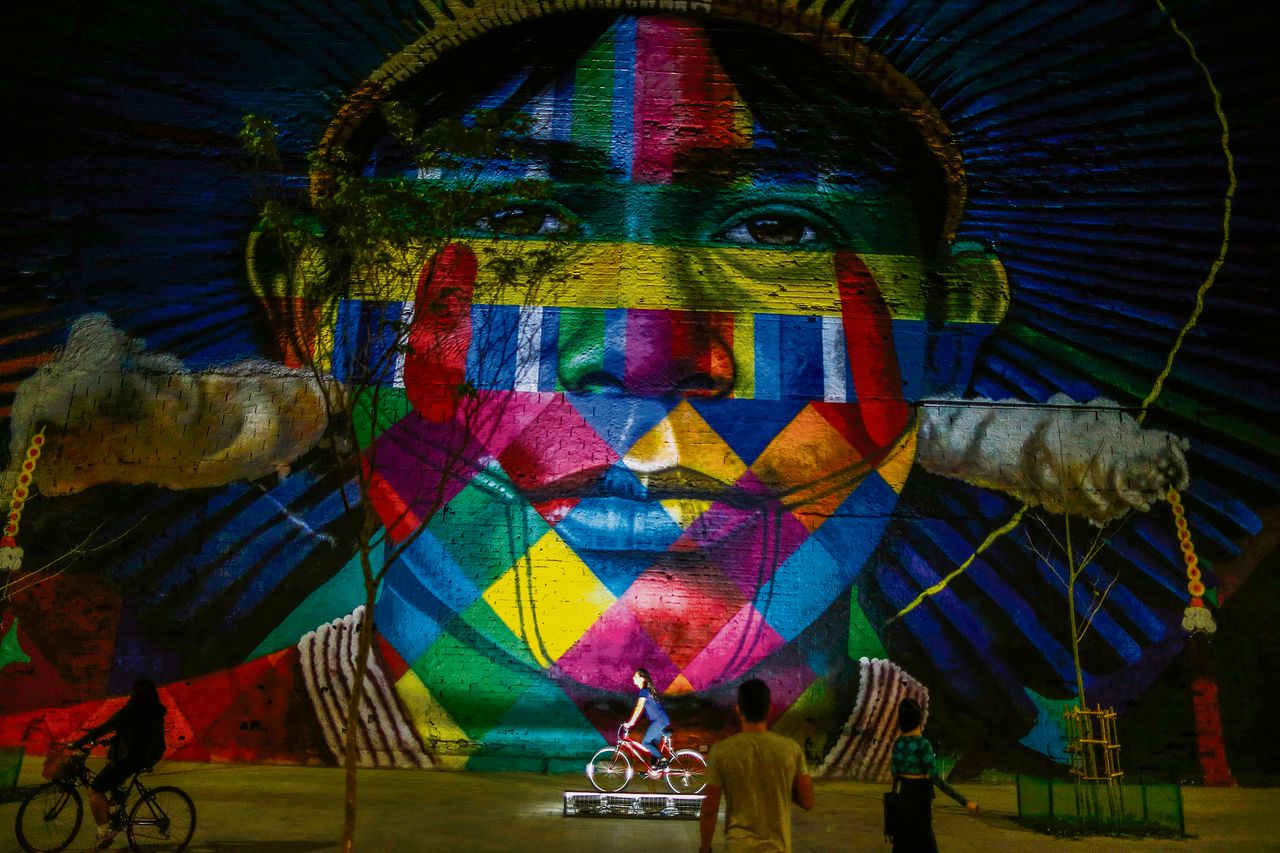 3.000 vierkante meter muurschildering van de Braziliaanse kunstenaar Eduardo Kobra in Rio. De Olympsiche Spelen in de stad zijn de eerste in Zuid-Amerika.