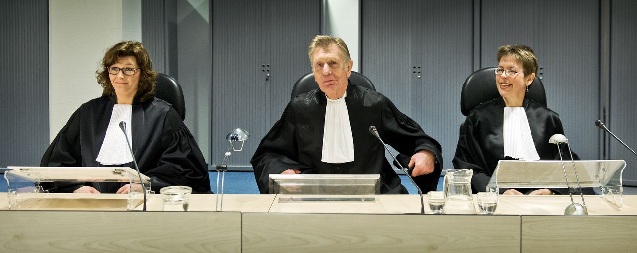 Rechter mr. M.G. Tarlavski, voorzitter van de rechtbank mr. Frits Lauwaars (M) en rechter mr. M.A.H. van Dalen- van Bekkum vandaag bij aanvang van de uitspraak in de zaak-Passage in de extra beveiligde rechtbank in Amsterdam-Osdorp.