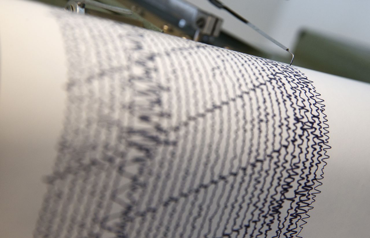 Een seismograaf bij het KNMI registreert de trillingen in de aarde.