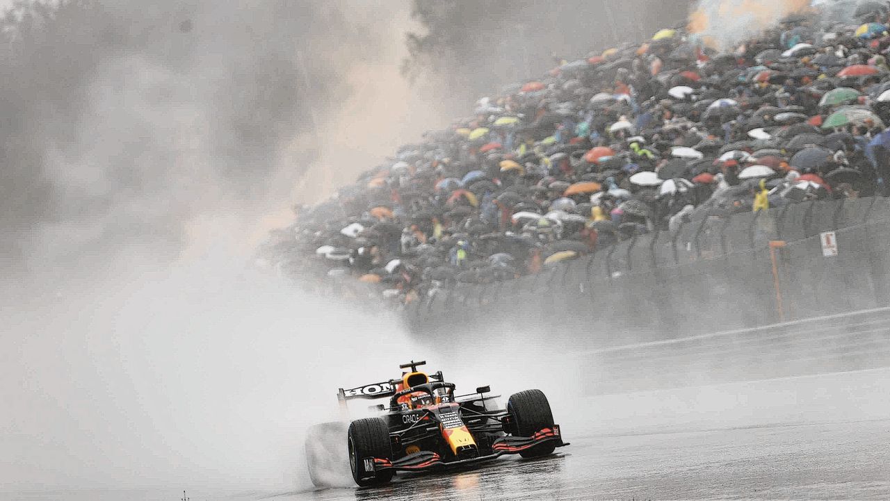 Max Verstappen achter de safetycar op het natte circuit van Spa-Francorchamps.