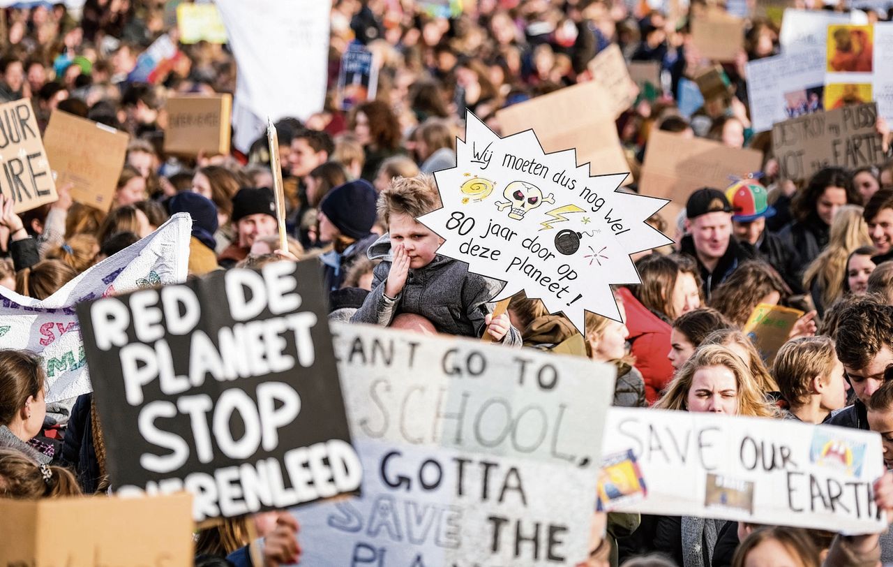 Spijbelende scholieren roepen donderdagochtend op het Malieveld in Den Haag op tot actie tegen klimaatverandering.
