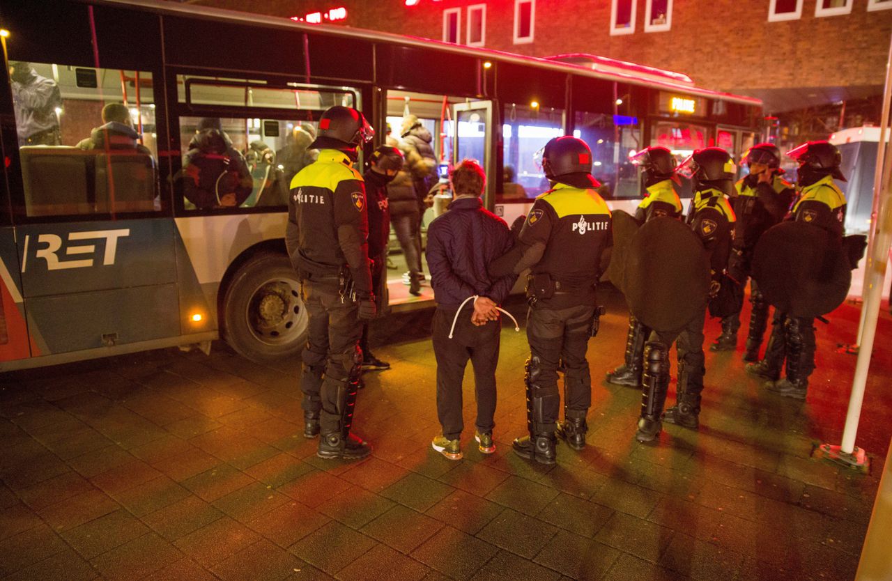 De politie pakte dinsdagavond mensen op in Rotterdam met behulp van bussen.