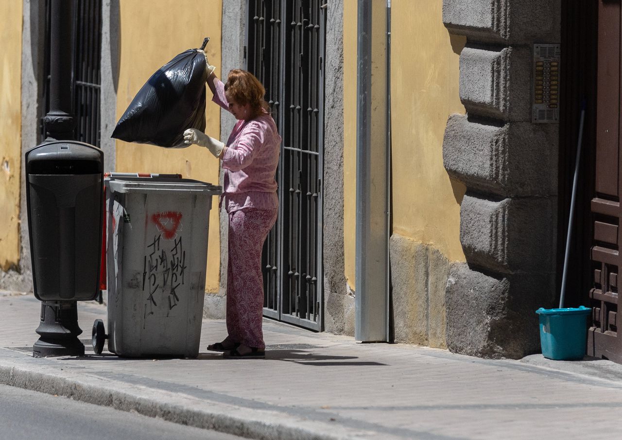 Waste strike gets Madrilenen in the wallet: « Who wants to eat in this mess? »