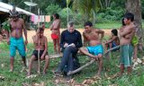 Dom Philips bezocht de Amazone meermaals. Hier, in 2019, maakt hij aantekeningen terwijl hij met inheemsen praat.