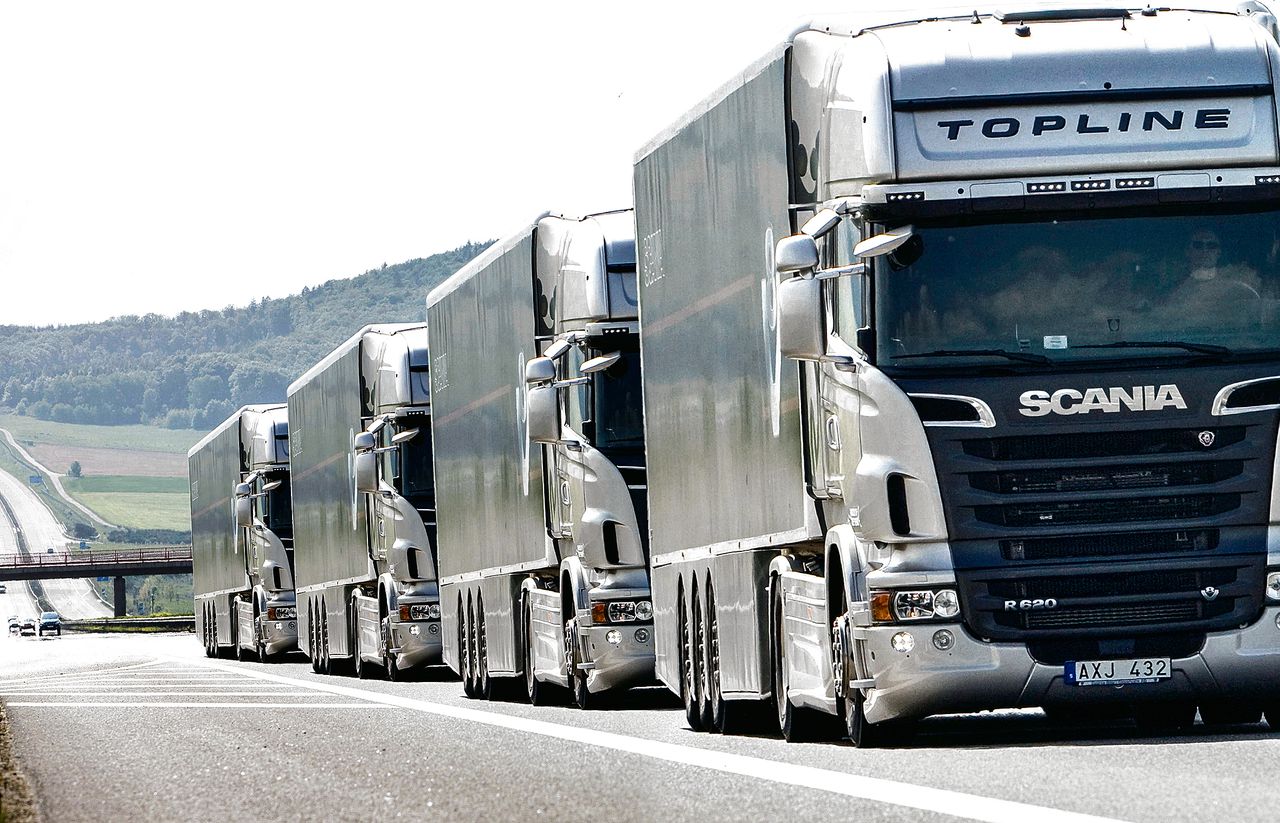 Met zogeheten platooning-technologie kunnen trucks van Scania zelfstandiger en dichter op elkaar rijden. De plannen van Uber en Tesla gaan verder.