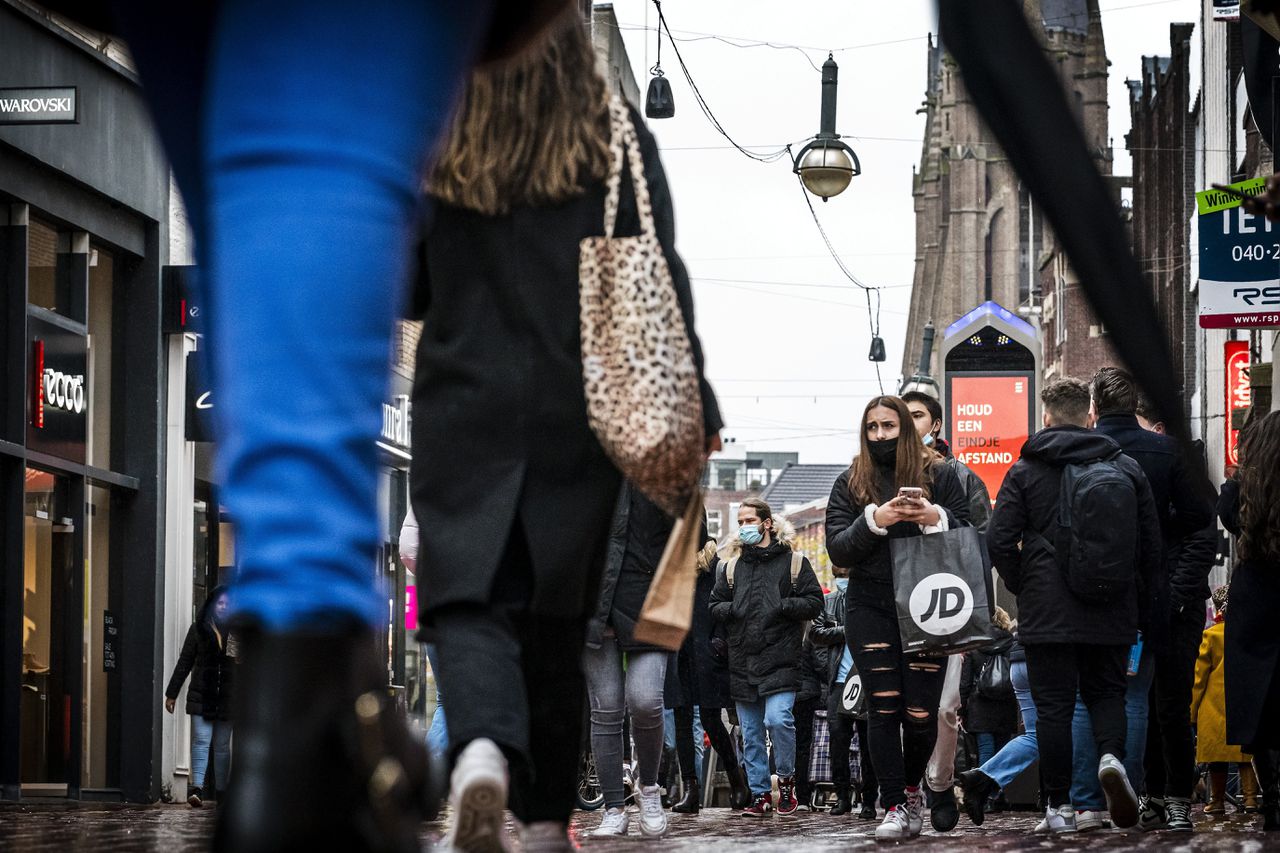 Drukte in Eindhoven op koopjesdag Black Friday. Alleen „minder en anders” consumeren kan volgens ABN Amro de jaarlijkse milieuschade laten dalen.