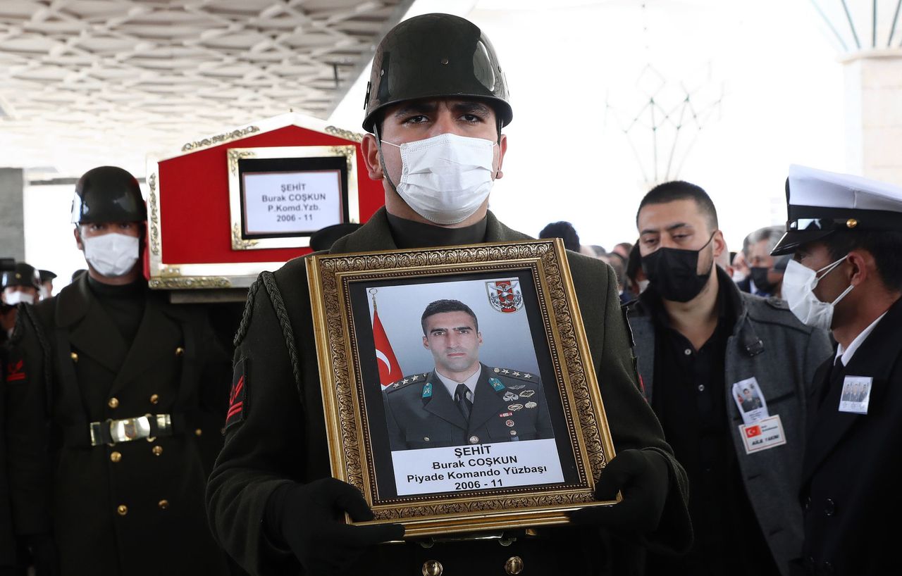 Een herdenkingsdienst voor drie Turkse militairen die omkwamen in de strijd met Koerdische militanten in de Gara-regio van Noord-Irak.