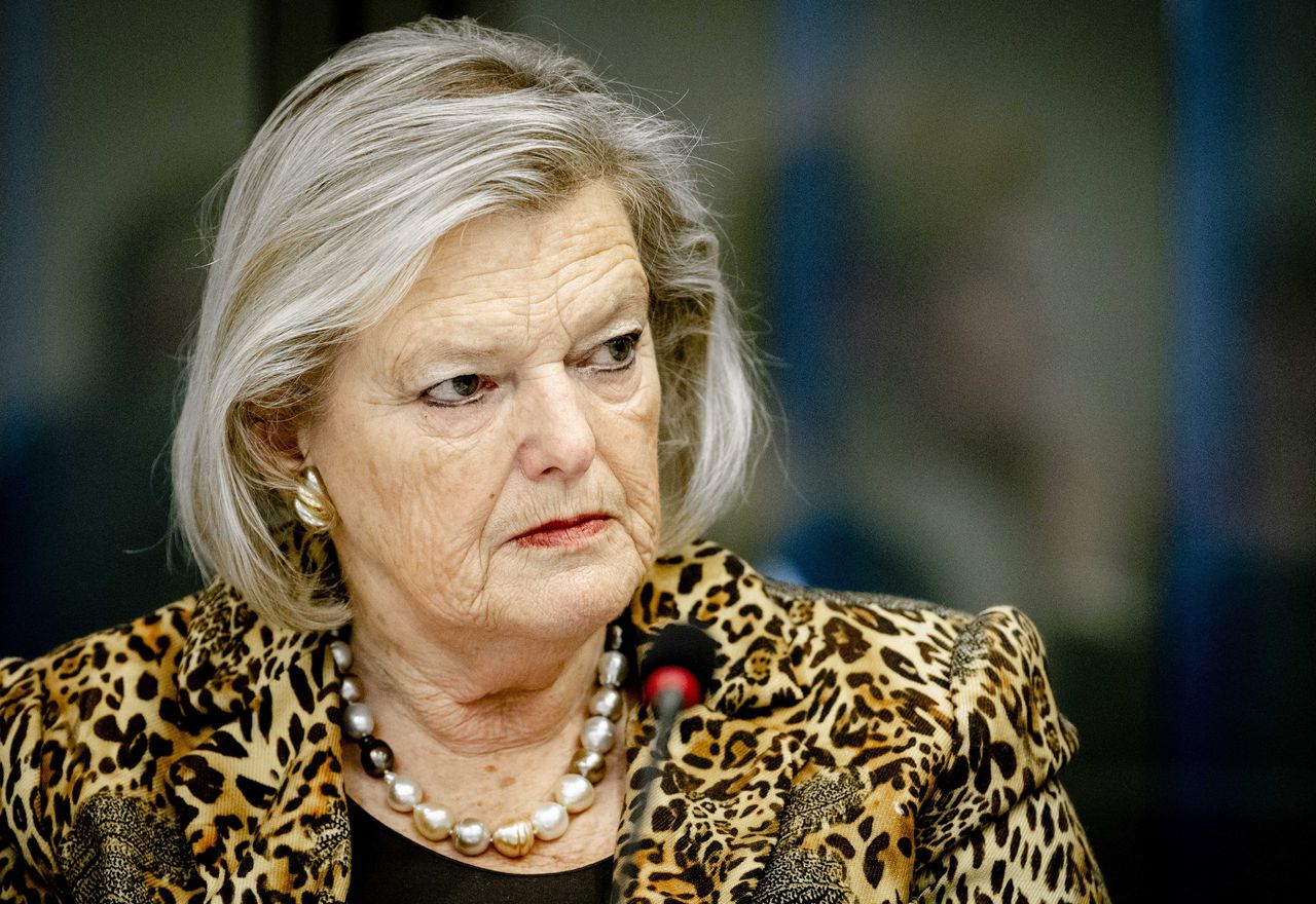 Staatssecretaris Ankie Broekers-Knol neemt maatregelen om achterstanden binnen de IND tegen te gaan.