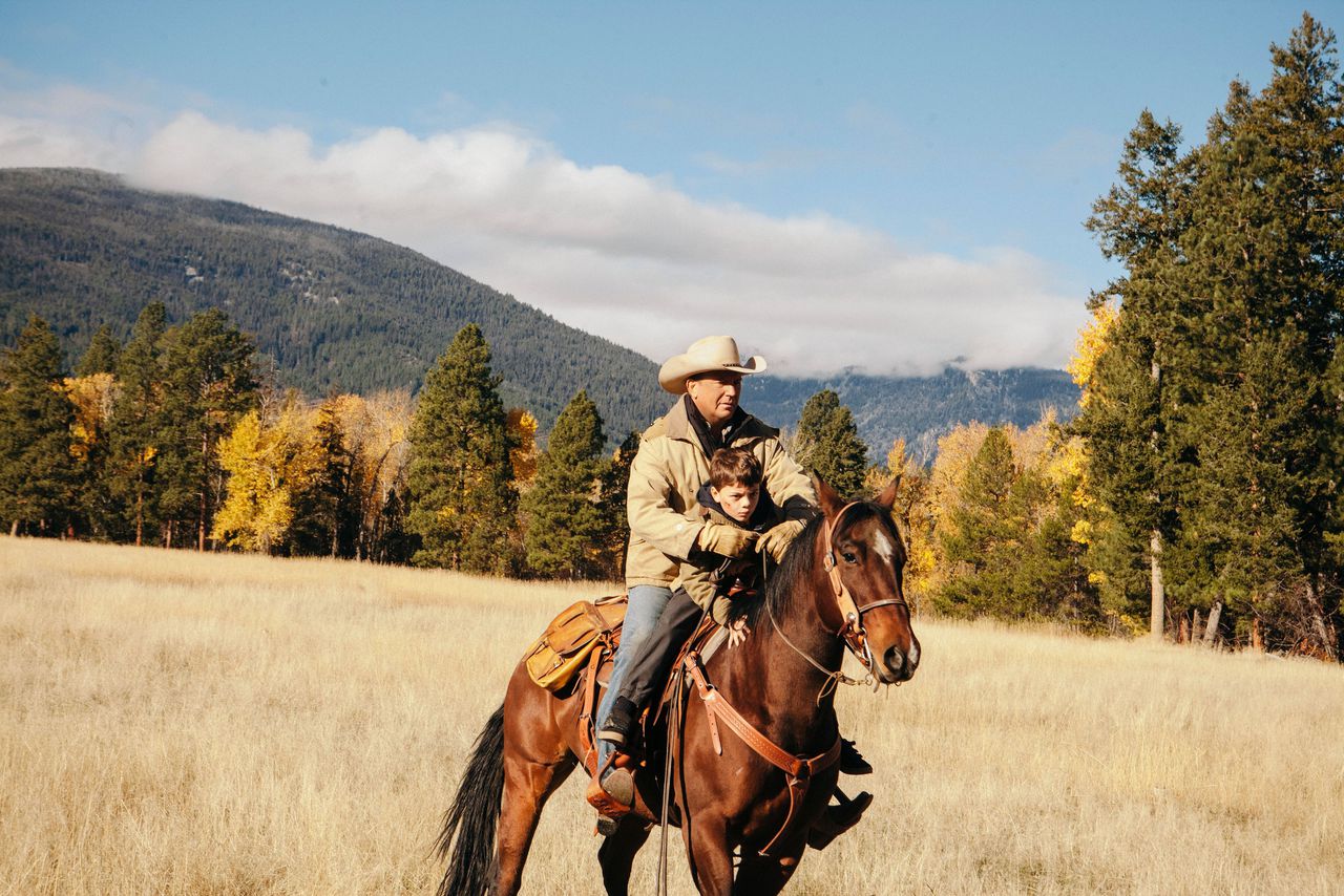 Kevin Costner in een aflevering van het eerste seizoen van de serie Yellowstone, geliefd onder conservatieve Republikeinse kiezers.