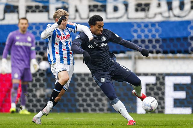 Maas Willemsen van sc Heerenveen (links) in duel met Feyenoord-middenvelder Quinten Timber, afgelopen zondag.
