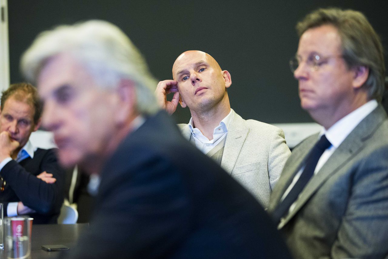 In het midden: technisch directeur Jan van Halst tijdens de persconferentie van FC Twente over het vertrek van trainer Gertjan Verbeek.