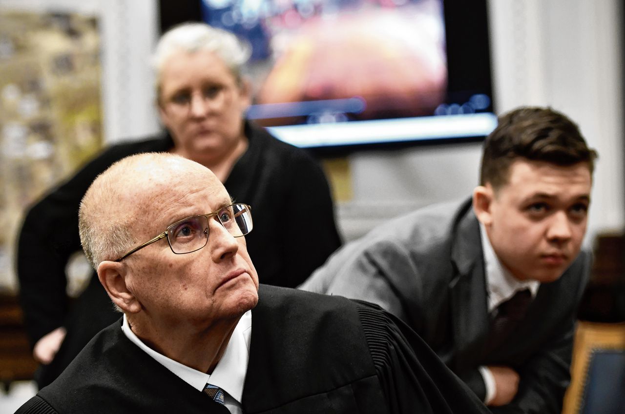 Rechter Bruce Schroeder vrijdag tijdens het proces van ‘burgerwacht’ Kyle Rittenhouse (rechts) in Kenosha, Wisconsin.