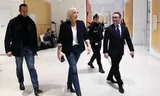 Marine Le Pen y su secretario de prensa Victor Chabert durante la pausa durante su juicio por sospecha de malversación de fondos públicos europeos en el tribunal de París el 27 de noviembre de 2024. 
