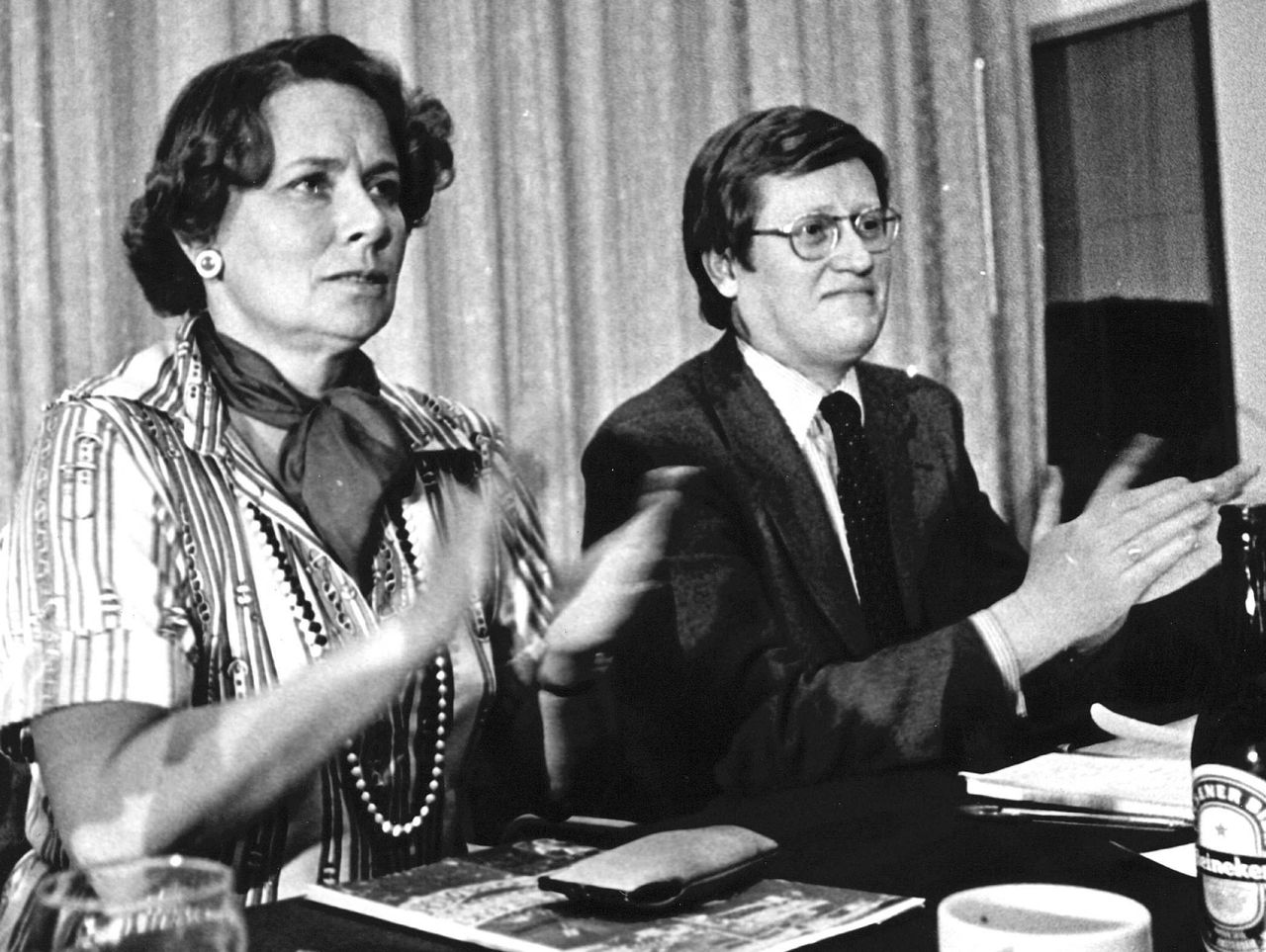Haya van Someren samen met Hans Wiegel tijdens een partijraad van de VVD in 1977.