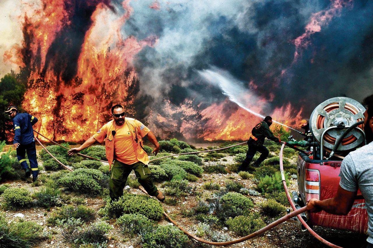 Boven: Brandweerlieden en vrijwilligers proberen een natuurbrand bij Kineta te blussen. Links en rechts: De verwoesting die het vuur heeft aangericht in Mati.