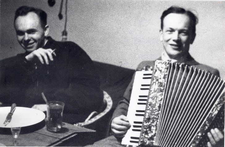 Dokter Stanislaw Matulewicz (links) en dokter Eugeniusz Lazowski (rechts) in 1942.