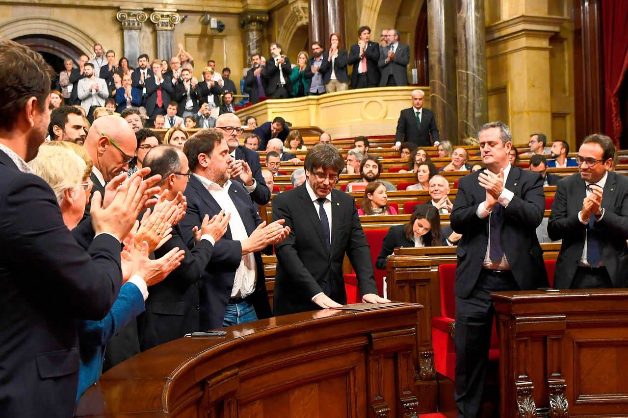 Hoe Rajoy zijn Catalaanse tegenstrever voor het blok zet 