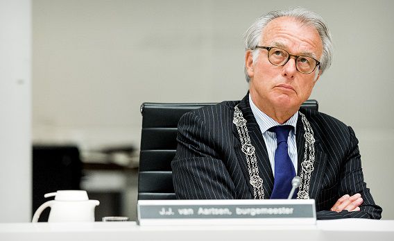 Van Aartsen donderdagavond tijdens het spoeddebat van de Haagse gemeenteraad over de recente demonstraties in de Schilderswijk.