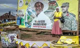 President Museveni en zijn zoon Muhoozi op een verkiezingsposter in de hoofdstad Kampala. 
