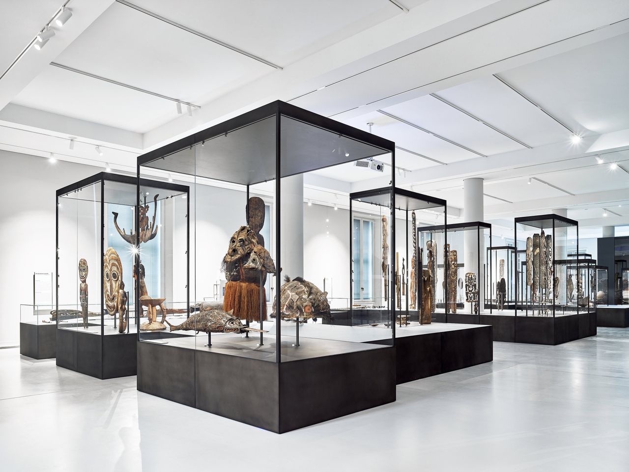 De nieuwe permanente opstelling van het Etnologische Museum, gevestigd in het Humboldt Forum in Berlijn.