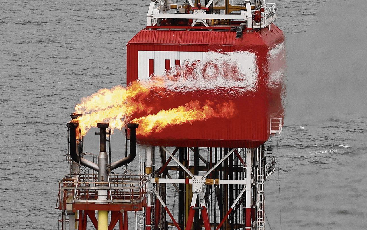 Het Filanovskogo-olieplatform van de Lukoil-oliemaatschappij in de Kaspische Zee, Rusland.