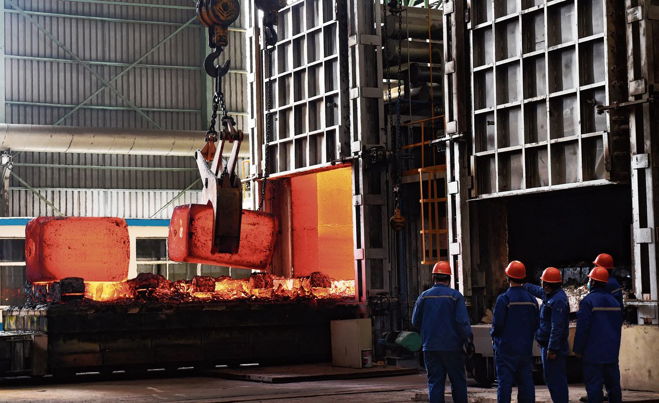 Werknemers van een staalbedrijf in Zouding, in de Chinese provincie Shandong. De Europese grensheffing zou ook voor staal van deze vervuilende producent gaan gelden.